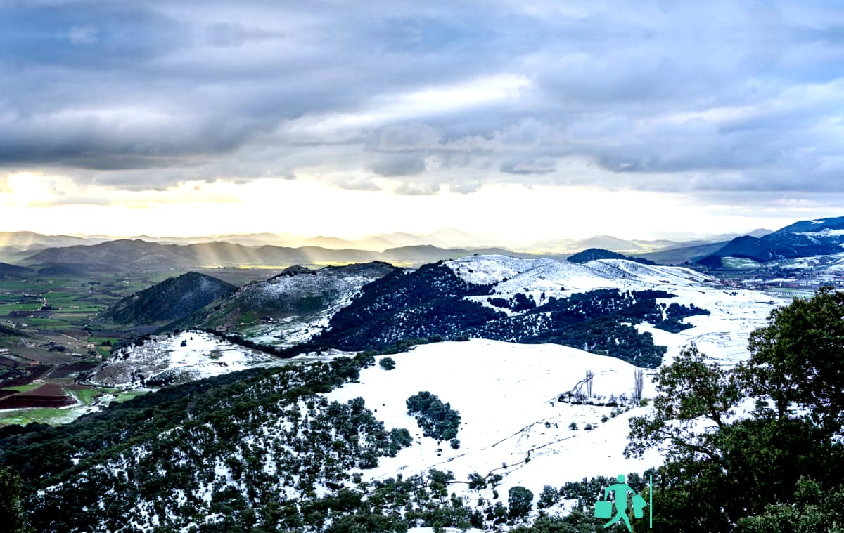 Vista del paisaje nevado en Ifrane, Marruecos