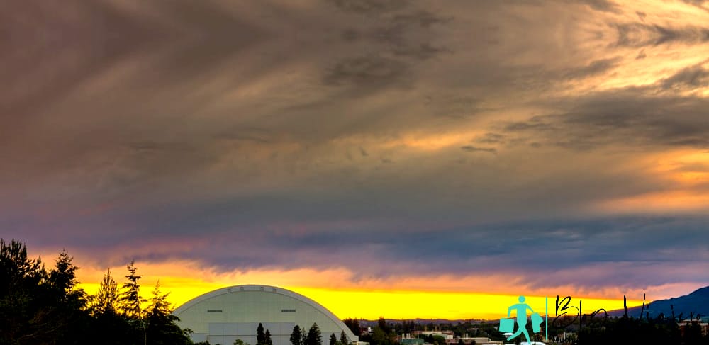 Sports Dome en una ciudad universitaria con amanecer matutino - Universidad de Idaho