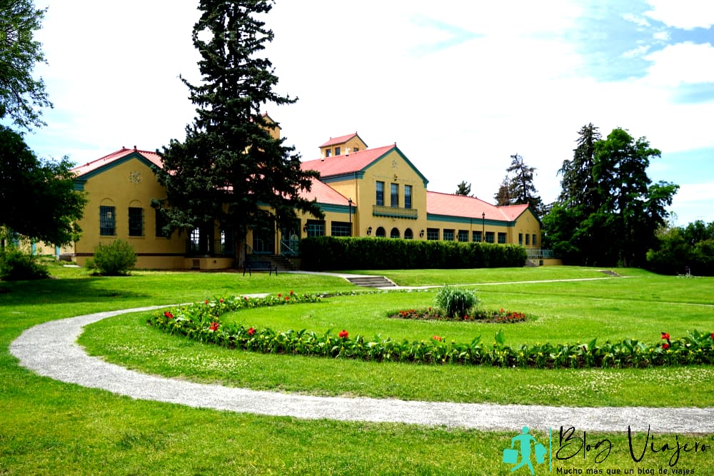 El mejor momento para visitar Denver: el pabellón del parque de la ciudad de Denver se construyó en 1929. El hito de estilo español se encuentra en el Registro Nacional de Lugares Históricos de EE. UU.