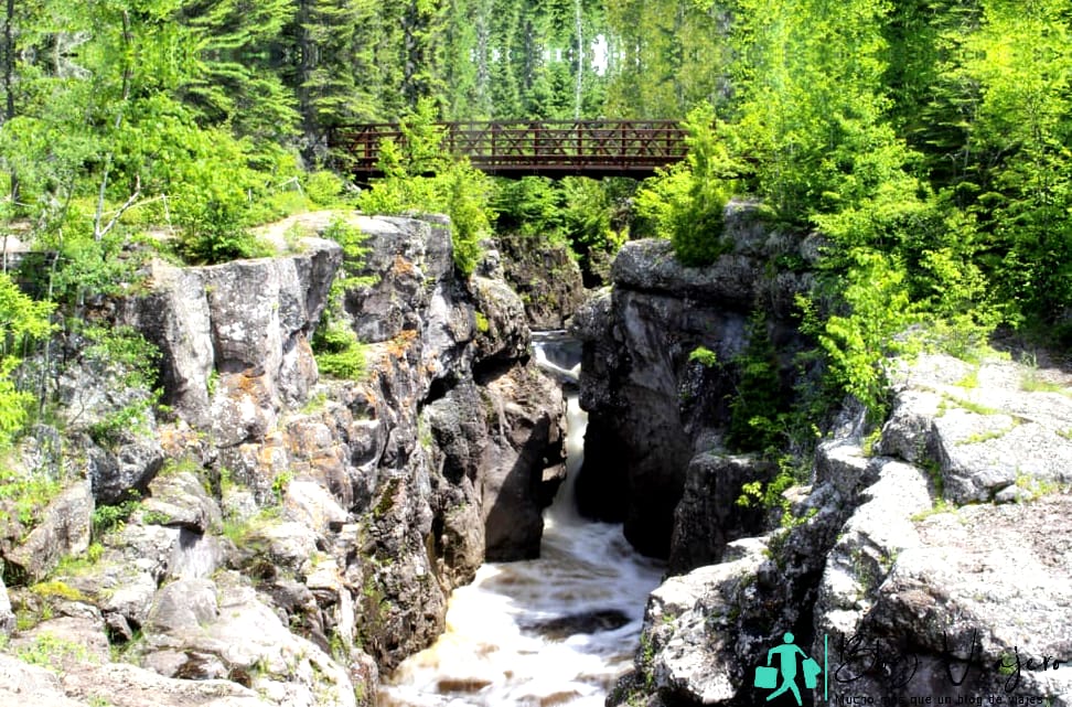 Río que fluye a través de un desfiladero en Temperance River State Park, Minnesota.