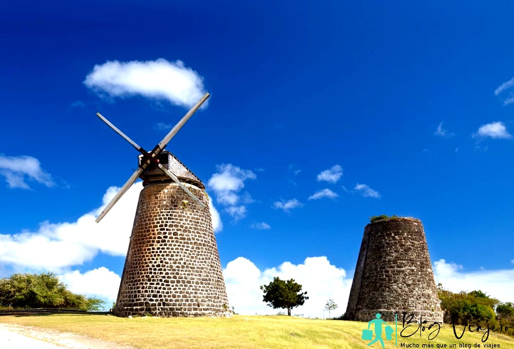 Los molinos de viento restaurados de la plantación de azúcar en Betty's Hope en el corazón de Antigua.  Antigua en septiembre