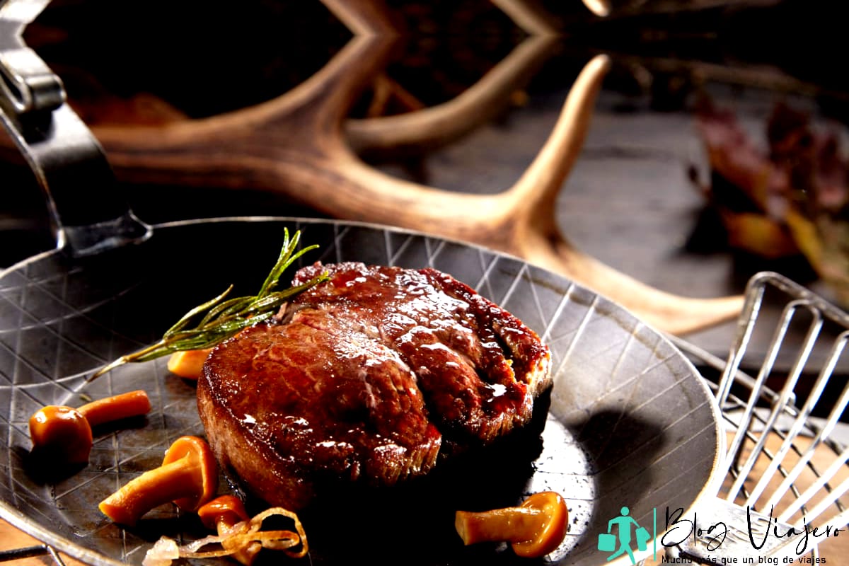 Bistec grueso y jugoso de venado salvaje a la parrilla servido en uno de los mejores restaurantes de Beaver Creek