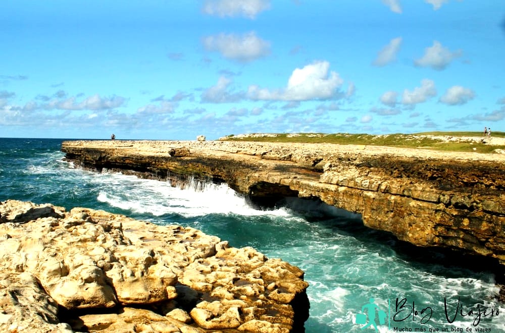 Antigua en abril: esta escarpada zona costera de la isla de Antigua se llama Puente del Diablo y es una de las principales atracciones de la isla.