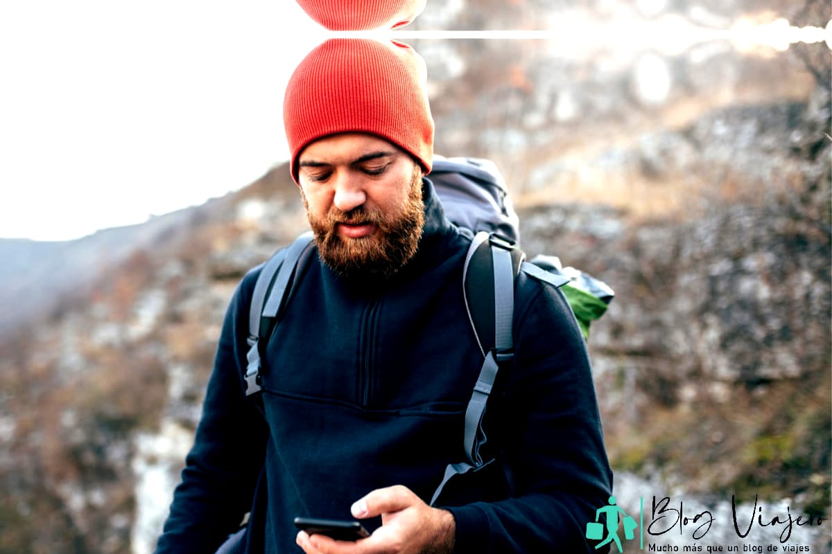 Caminante se detuvo en la montaña