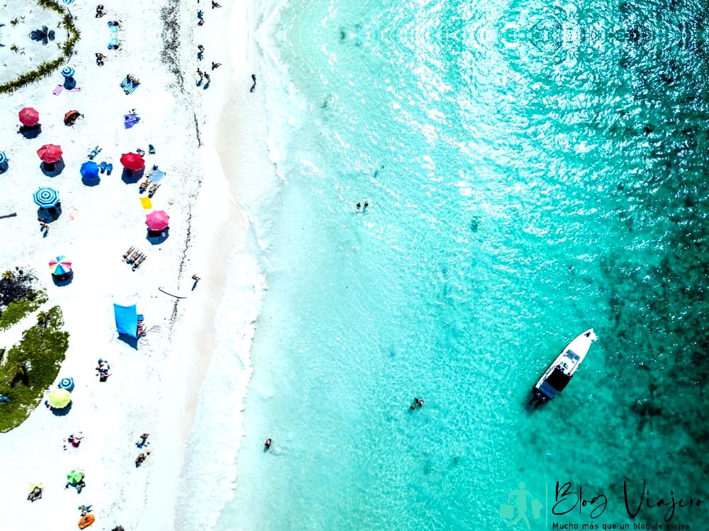 Vista desde un dron en una hermosa playa en Xpu-ha en la costa caribeña de México