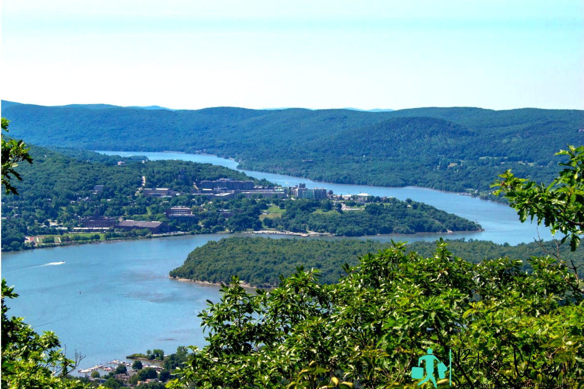 Vista del río hudson desde el parque que sigue al río hudson