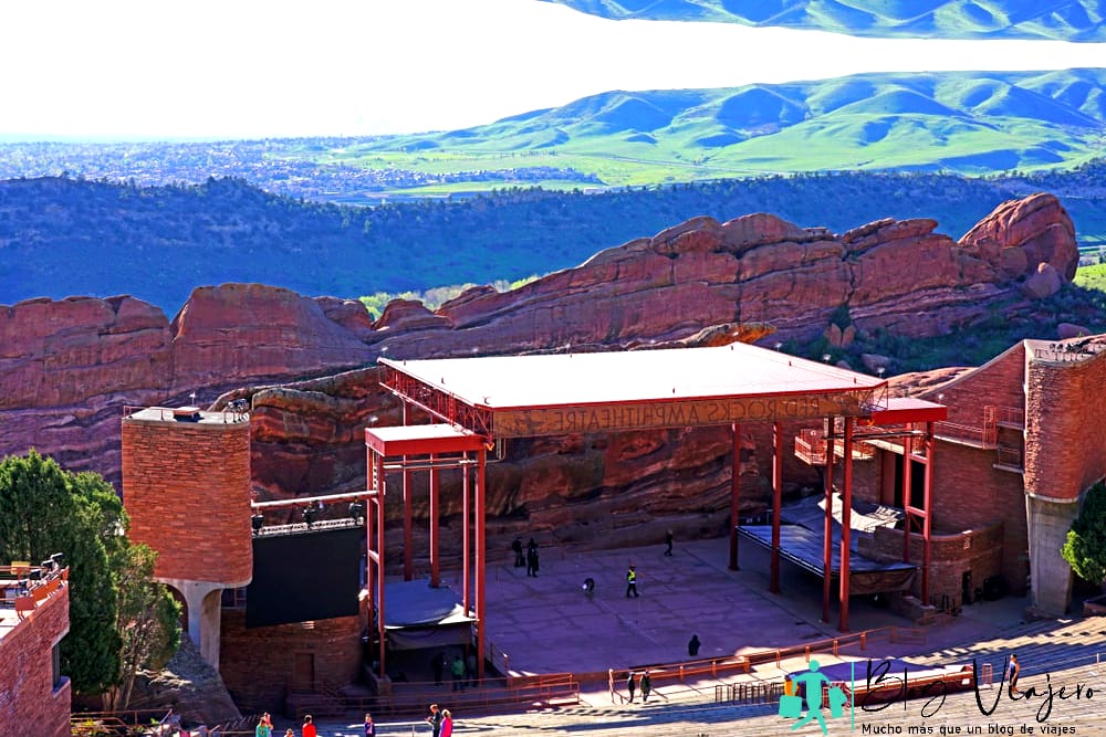 Lugares para visitar en Denver - Vista del anfiteatro Red Rocks, un anfiteatro al aire libre tallado en la roca roja ubicado cerca de Denver, Colorado.