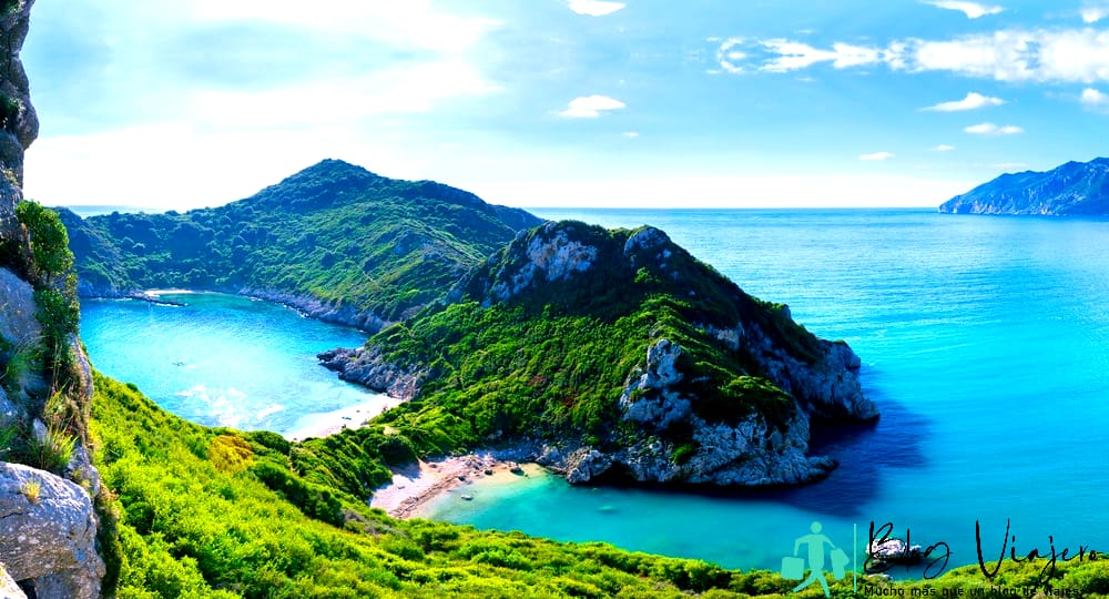 Vista del acantilado en la bahía azul cristalina del mar y las islas distantes.  Cabo de Agios Stefanos - ¿Hay tiburones en el mar Mediterráneo? Grecia