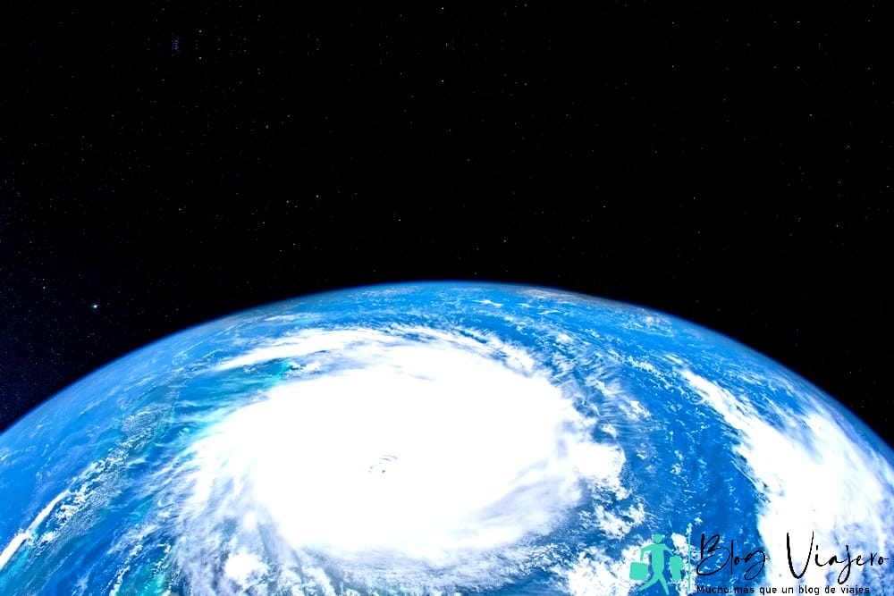 Vista espacial del gran huracán incipiente sobre el océano.  Temporada de huracanes en Antigua