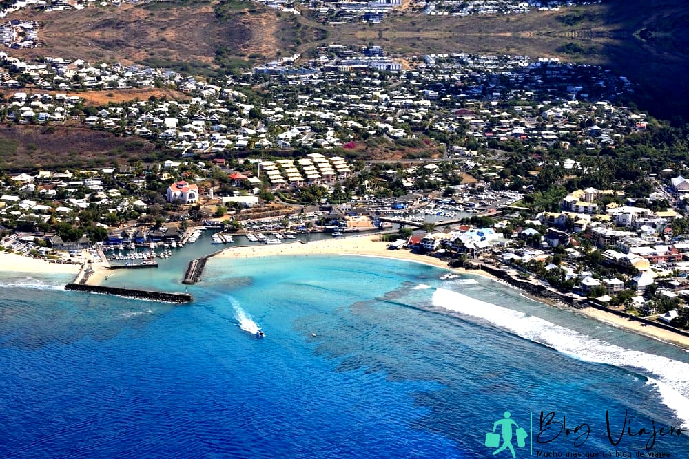 Aguas cristalinas de la laguna azul de West Reunion Island Beach
