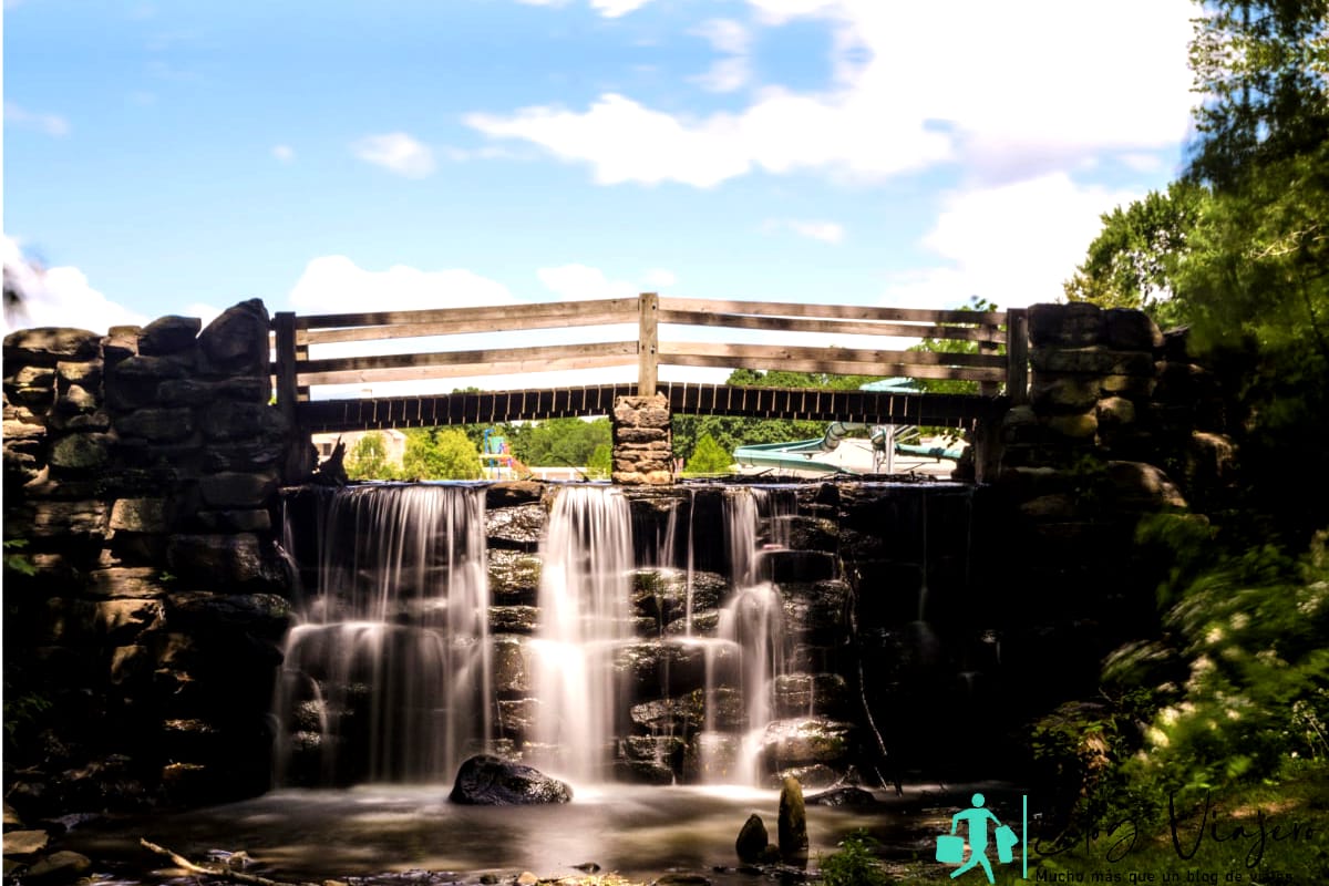 Parques del condado de Westchester - Tibbetts Brook Park Waterfall Yonkers