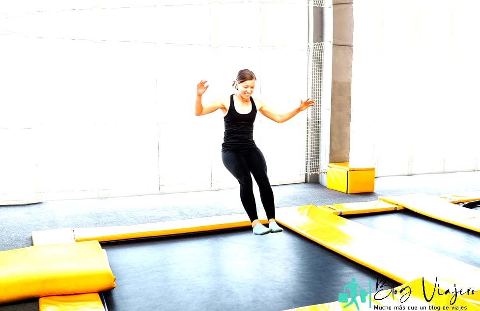 Mujer joven0 saltando en un trampolín -Cosas que hacer en Joplin Mo