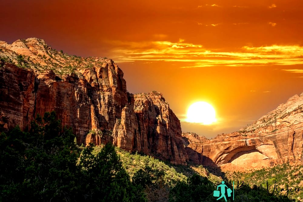 Zion Canyon rodeado por las paredes de las montañas Deertrap, Cathedral y Majestic Mountain.