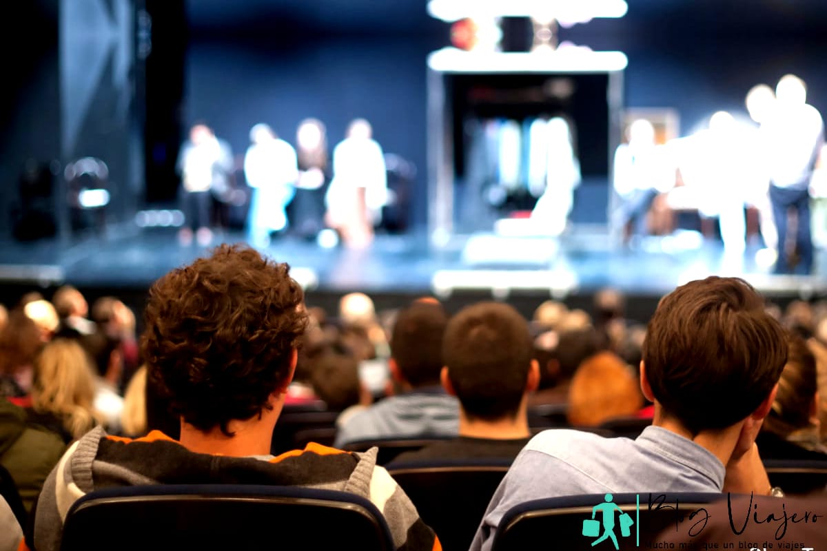 audiencia viendo obra de teatro