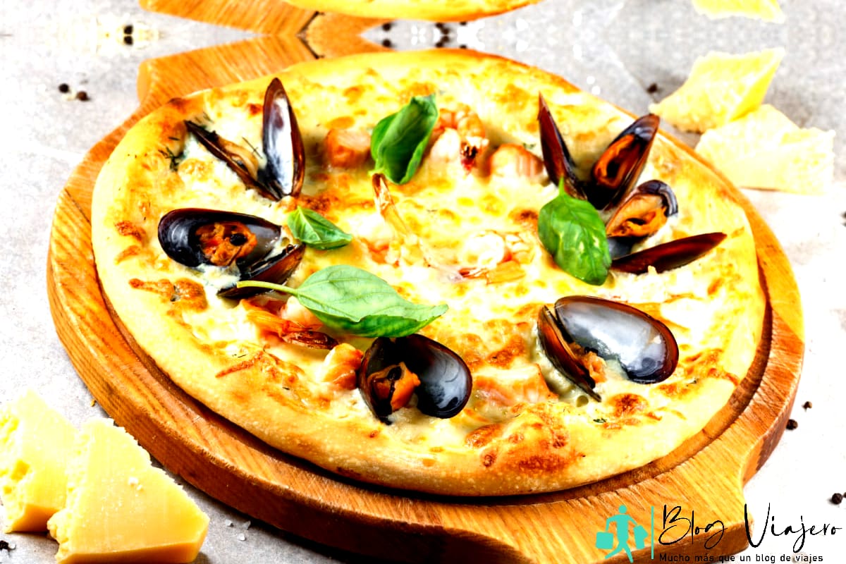 pizza italiana clásica con camarones y mariscos servidos en Ogunquit Maine