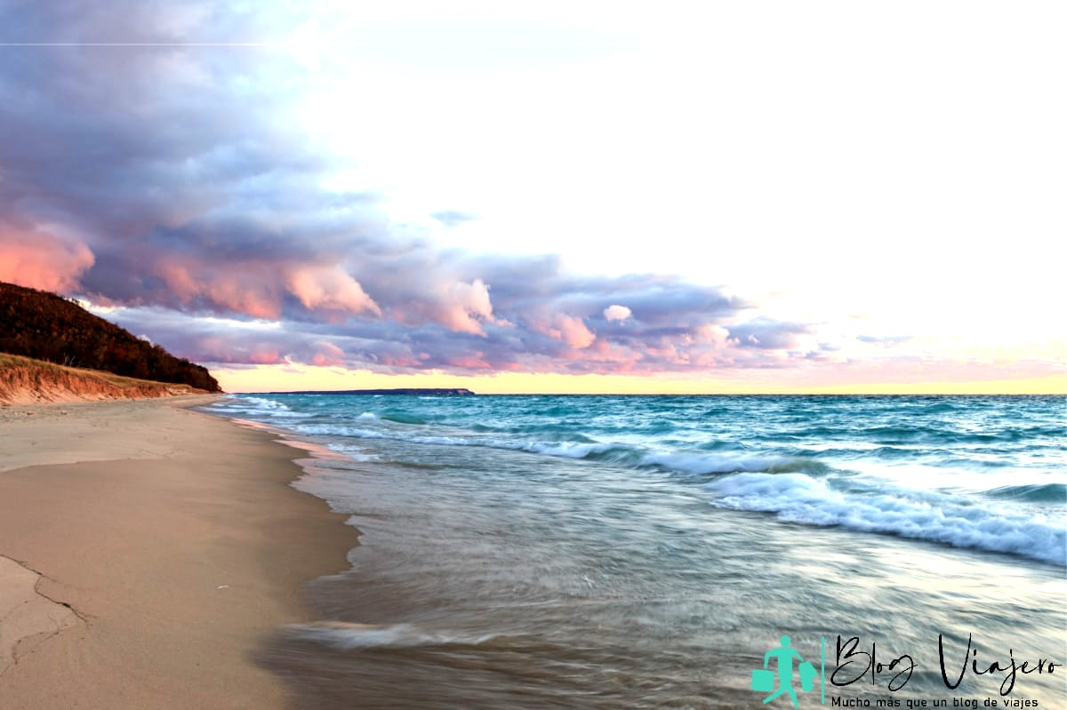 Dunas del oso durmiente en el condado de Leelanau. Nubes de tormenta moviéndose sobre el lago Michigan.