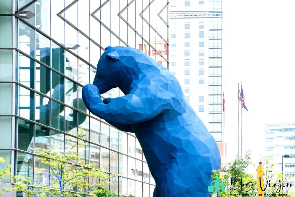 Estatua especial de Big Blue Bear el 7 de mayo de 2017 en Denver, Colorado