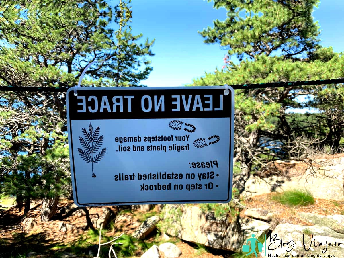 advirtiendo a los excursionistas que permanezcan en los senderos